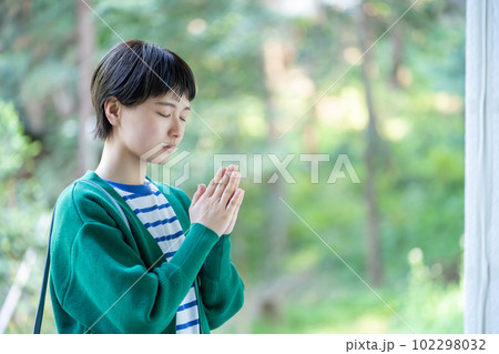 お参りをする女性 願掛けをする女性 合掌 お祈り 参拝 パワースポット巡り 神社 お参りをする女性 願掛けをする女性 合掌 お祈り 参拝 パワースポット巡り 神社 102298032
