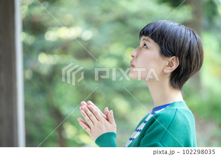 お参りをする女性　願掛けをする女性　合掌　お祈り　参拝　パワースポット巡り　神社 102298035