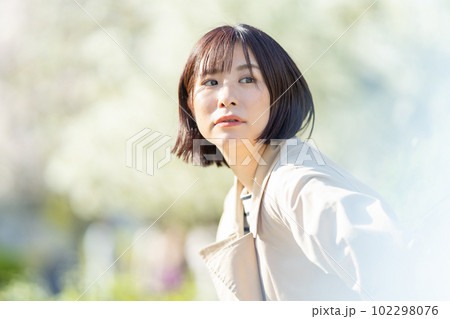 コートを着た女性 待ち合わせ中の女性 アンニュイな表情の女性 コートを着た女性 待ち合わせ中の女性 アンニュイな表情の女性 102298076