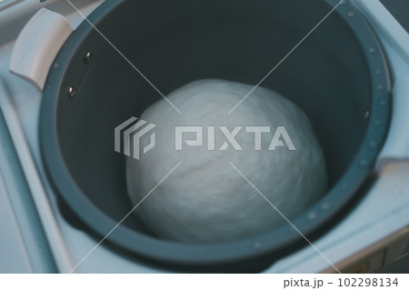 餅つき機でお餅つき 102298134