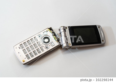 壊れたガラケー 102298144