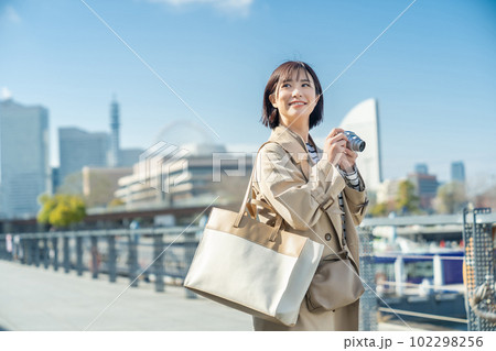 旅行をする女性　横浜みなとみらい観光 102298256