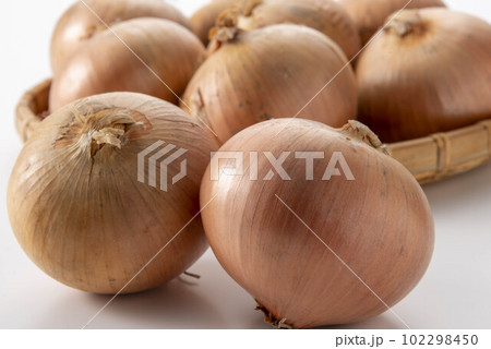 白背景に置いた新鮮な玉ねぎ 102298450