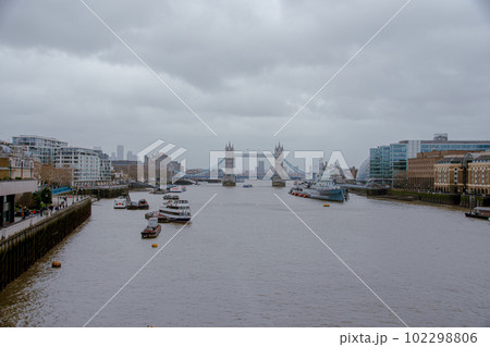 ロンドンの橋とテムズ川の景色 ロンドンの橋とテムズ川の景色 102298806
