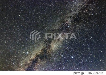 秋の星空　西に傾く天の川　夏の大三角と白鳥座 102299704