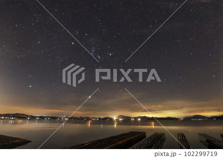 瀬戸内の初秋の星空　深夜の空に昇るオリオン座 102299719
