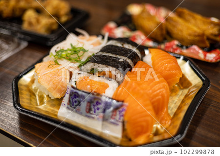 とても美味しい日本のスーパーで買った寿司 102299878