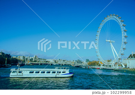 ロンドンアイとテムズ川と船 ロンドンアイとテムズ川と船 102299958