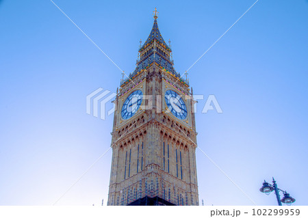 下から見上げるビックベン 102299959