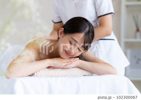 エステを受ける若い女性 102300067