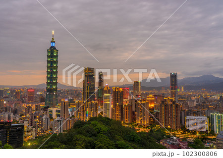 台湾　2023　台北101　象山眺望　夜景 102300806