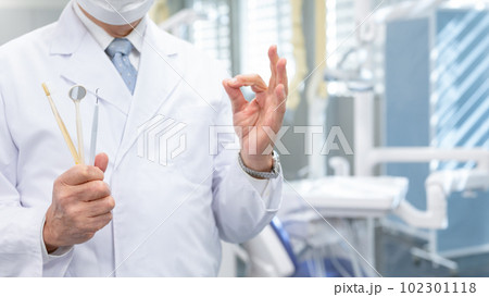 デンタルケア　白衣の男性　歯医者　手元 102301118