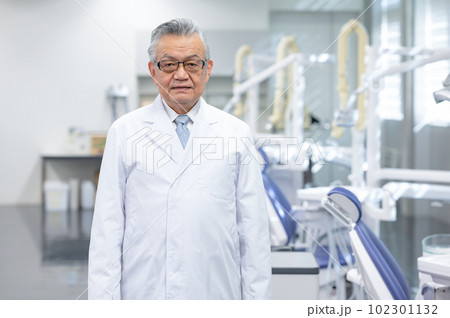 デンタルケア　白衣の男性　歯医者 102301132