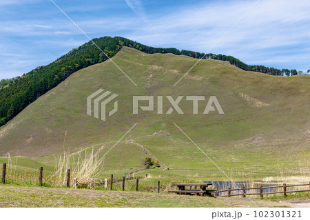 曽爾高原の春　入り口のスロープを上がったすぐの所にある広場から見たお亀池越しの倶留尊山② 102301321