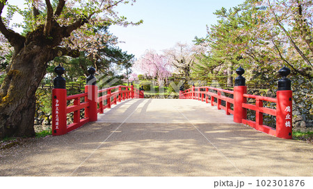 美しい日本の風景 春の朝弘前城 青森県 美しい日本の風景 春の朝弘前城 青森県 102301876