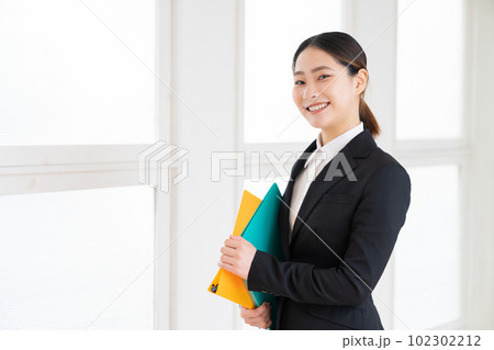 笑顔の女性　ビジネス 102302212