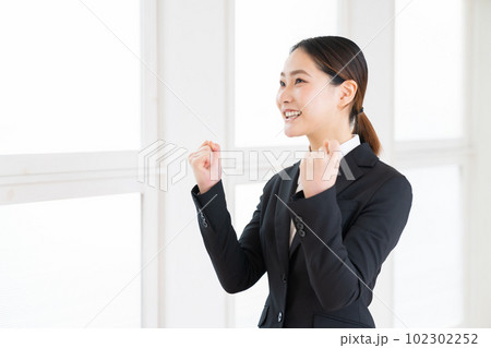 笑顔の女性　ビジネス 102302252
