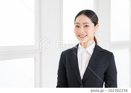 笑顔の女性　ビジネス 102302256