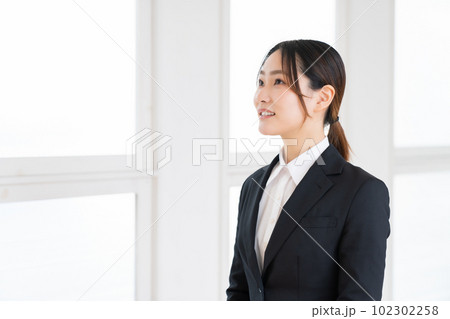笑顔の女性　ビジネス 102302258
