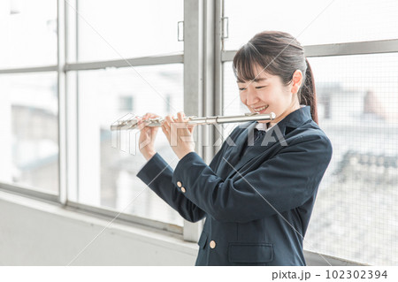 教室でフルートの練習をする吹奏楽部のアジア人女子高生 教室でフルートの練習をする吹奏楽部のアジア人女子高生 102302394