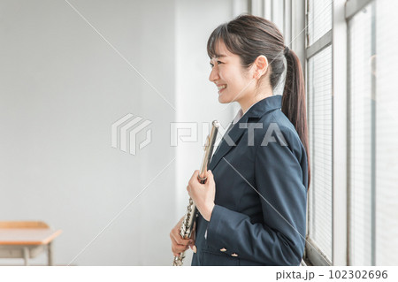 学校の部活動でフルートを練習するアジア人の女子高生 102302696