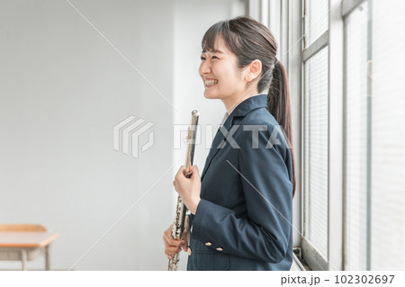 学校の部活動でフルートを練習するアジア人の女子高生 102302697