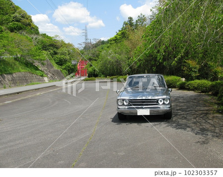 旧車で新緑の山にドライブ 旧車で新緑の山にドライブ 102303357