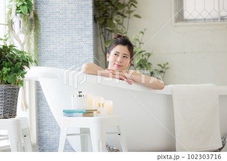 女性　ビューティー　入浴する若い女性 102303716