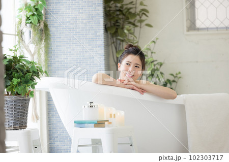 女性　ビューティー　入浴する若い女性 102303717