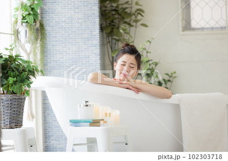 女性 ビューティー 入浴する若い女性 女性 ビューティー 入浴する若い女性 102303718