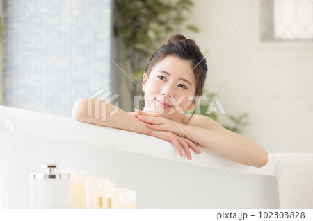 女性　ビューティー　入浴する若い女性 102303828