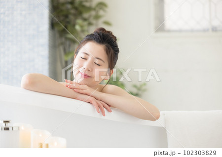女性 ビューティー 入浴する若い女性 女性 ビューティー 入浴する若い女性 102303829
