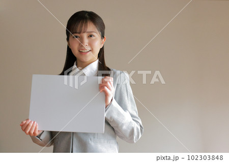 メッセージボードを持つフレッシャーズ女性_1 メッセージボードを持つフレッシャーズ女性_1 102303848