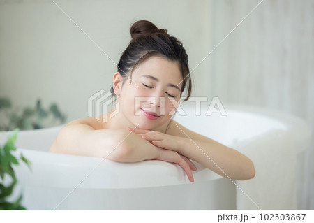 女性 ビューティー 入浴する若い女性 女性 ビューティー 入浴する若い女性 102303867