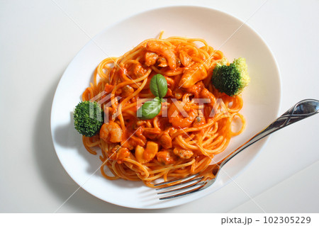 シーフード入りトマトソースのパスタ 102305229