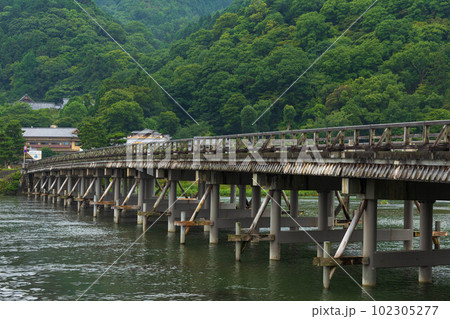 古都京都　嵯峨嵐山の夏　渡月橋 102305277