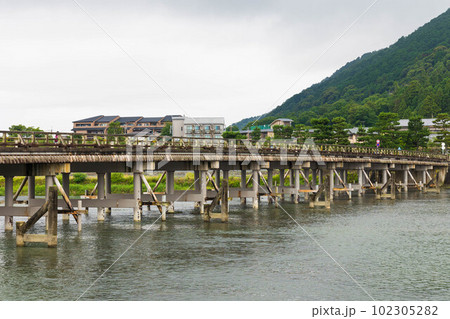 古都京都　嵯峨嵐山の夏　渡月橋 102305282