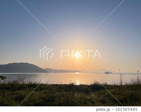 夕暮れ時の琵琶湖 夕暮れ時の琵琶湖 102305485