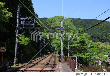 叡山電鉄 二ノ瀬駅の構内と新緑の風景 叡山電鉄 二ノ瀬駅の構内と新緑の風景 102305617