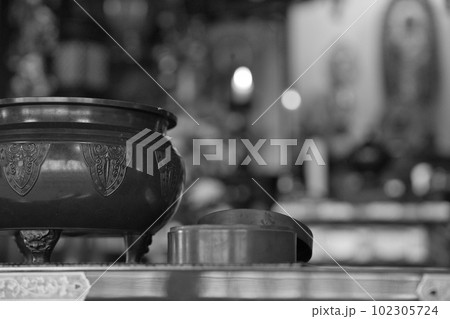 焼香炉と本堂 102305724
