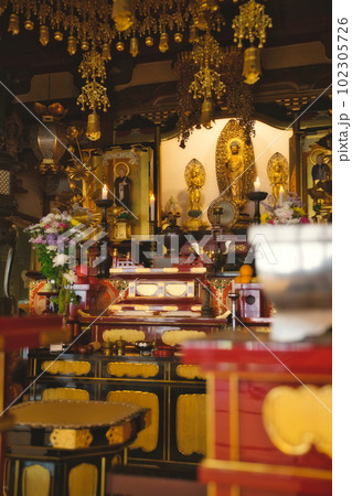 本堂と仏像 102305726