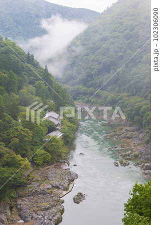 古都京都　嵯峨嵐山の夏　霧に煙る保津峡（嵐峡） 102306090