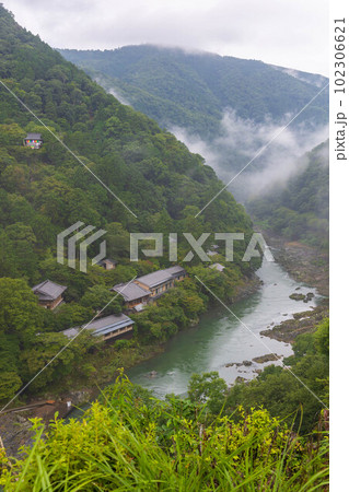 古都京都 嵯峨嵐山の夏 霧に煙る保津峡(嵐峡) 古都京都 嵯峨嵐山の夏 霧に煙る保津峡(嵐峡) 102306621