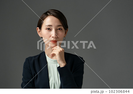 ビジネス　女性　ビューティー 102306844