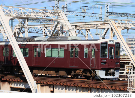 阪急神戸線　淀川を渡る1000系電車 102307218