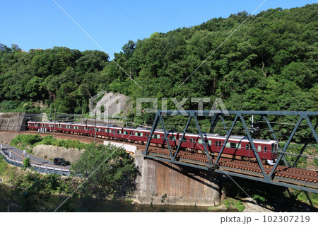 能勢電の鼓滝駅付近で猪名川を渡る1000系 能勢電の鼓滝駅付近で猪名川を渡る1000系 102307219