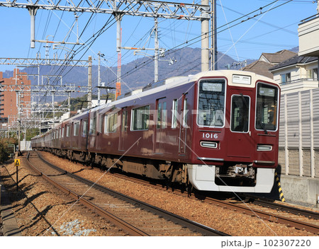 阪急神戸線 御影駅付近を走る1000系電車 阪急神戸線 御影駅付近を走る1000系電車 102307220