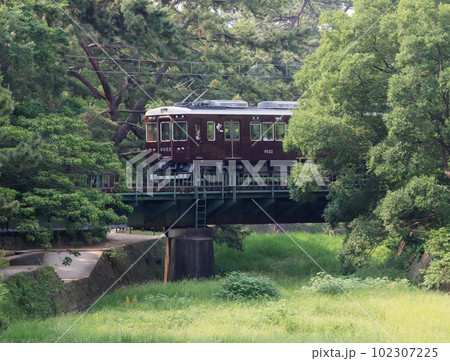 夙川を渡る甲陽線の6000系電車 夙川を渡る甲陽線の6000系電車 102307225