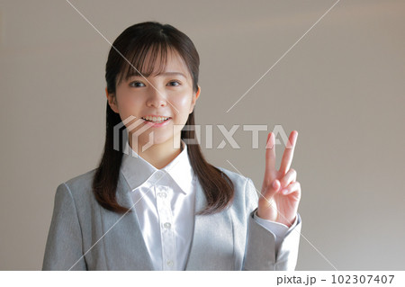 2つ目のポイントのポーズのフレッシャーズ女性 2つ目のポイントのポーズのフレッシャーズ女性 102307407