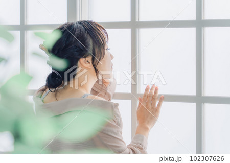 窓の外を見つめるアジア人女性の横顔 102307626